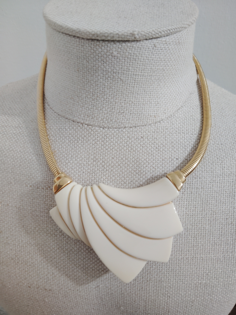 Vintage Crown Trifari Gold Collar Necklace with Cream Fan-Shape Pendant *Rare*🔥
